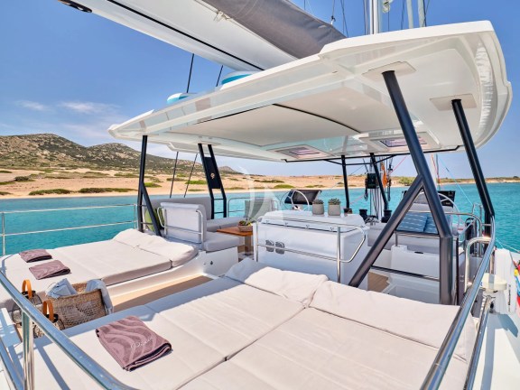 Flybridge sunbathing area