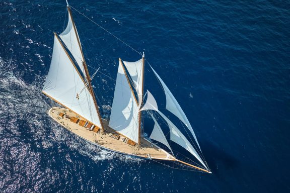 Image of ELENA of LONDON yacht #4