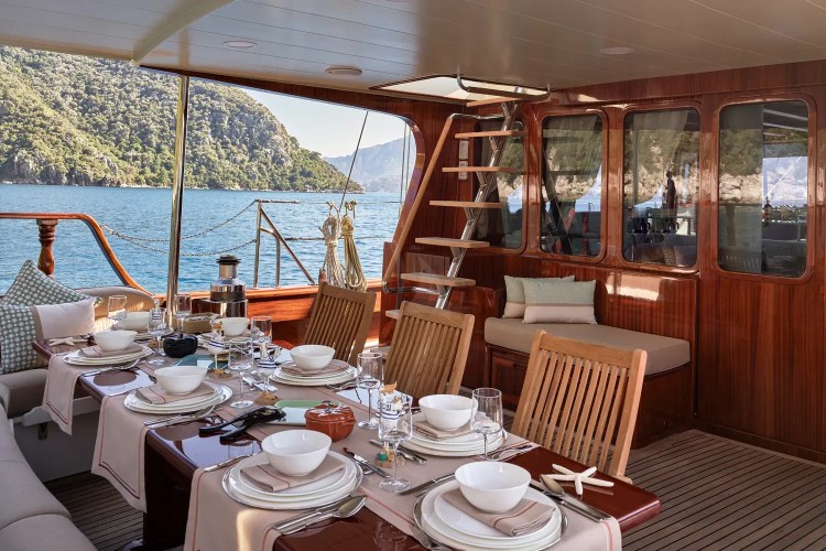 Aft Seating & Dining