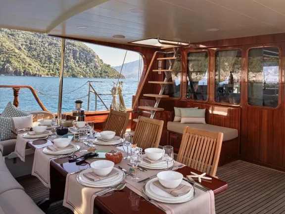 Aft Seating & Dining