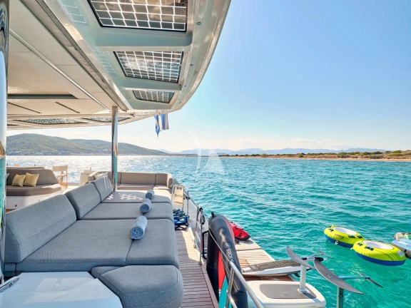 Aft cockpit sofa (Sistership)