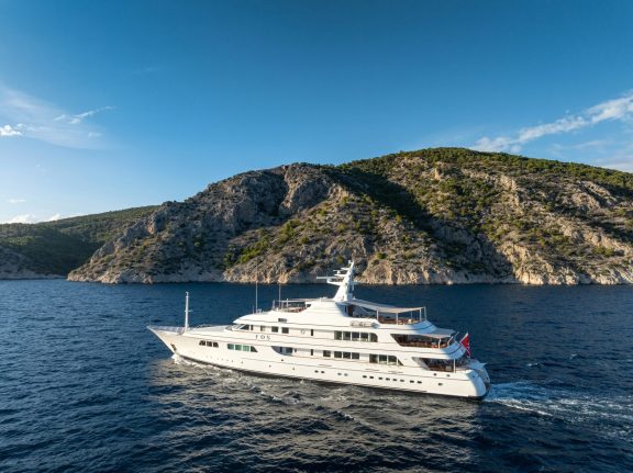 Image of FOS yacht #5