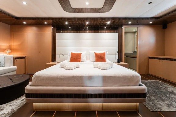Image of LE PIETRE yacht #9