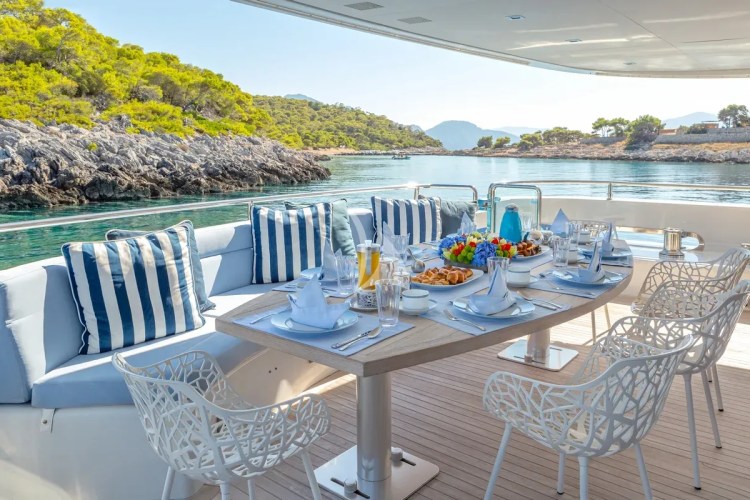 Aft dining area II