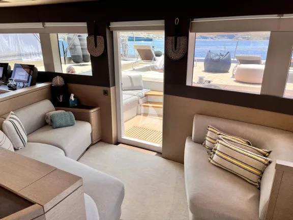 Door to fore deck