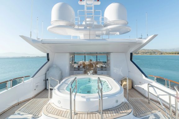 Sundeck aft
