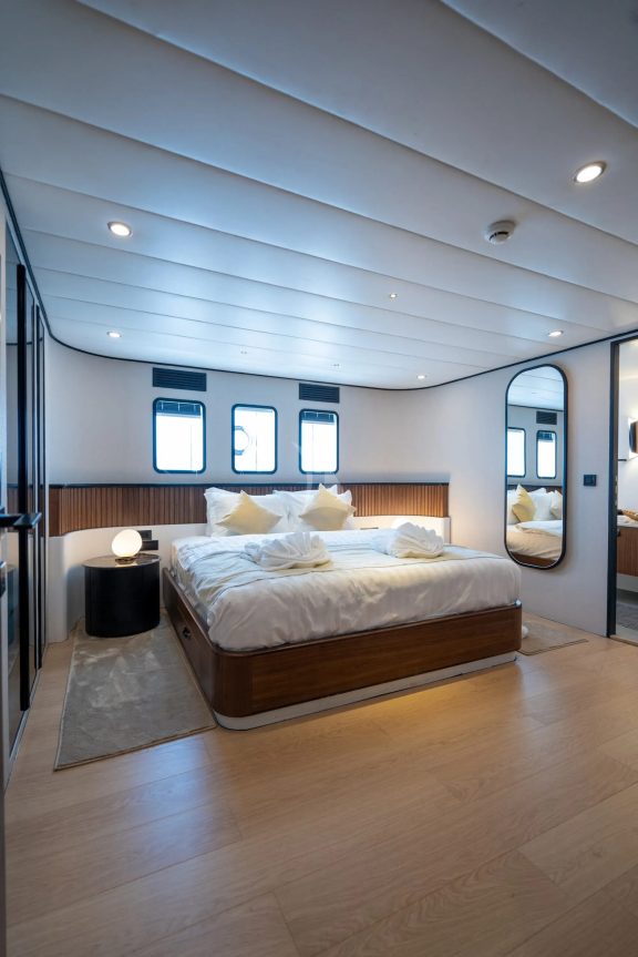 Image of De Love yacht #37