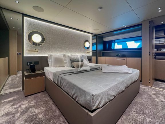 Full beam VIP cabin