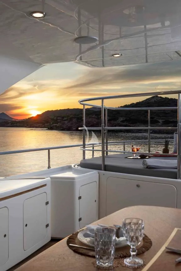 The spacious unobstructed sundeck has a jacuzzi pool with a large sunbathing area all around it, a bar, a dining table and sunbeds