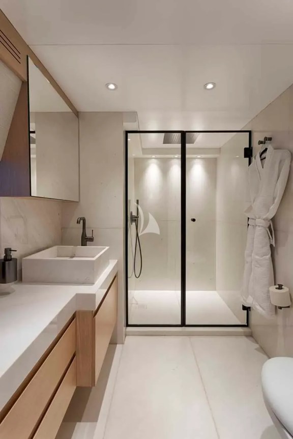 1st Master Cabin en suite bathroom (upper deck)