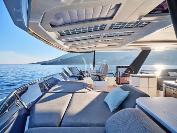 Flybridge lounge (Sistership)
