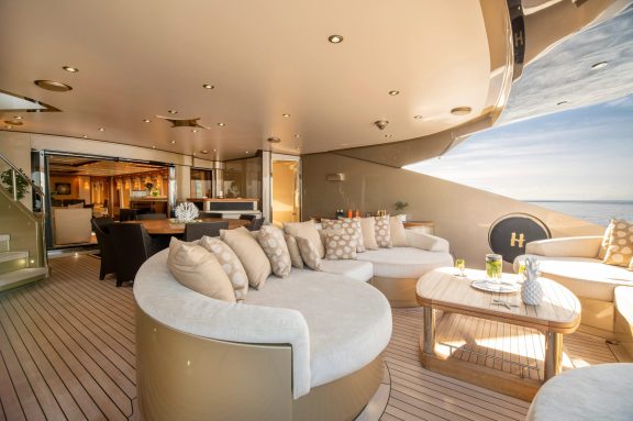 Main deck aft seating