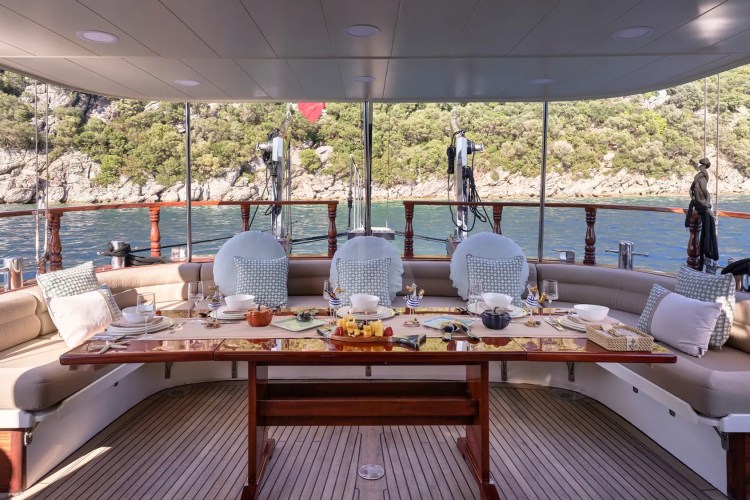 Aft Seating & Dining