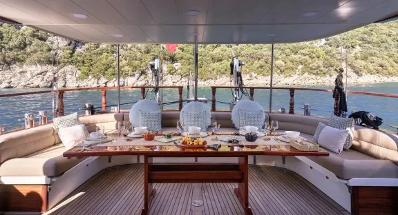 Aft Seating & Dining