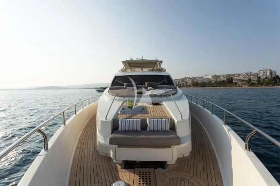 Bow seating & sunbathing areas