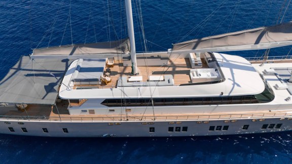 Image of De Love yacht #25