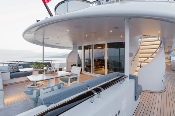Aft deck seating