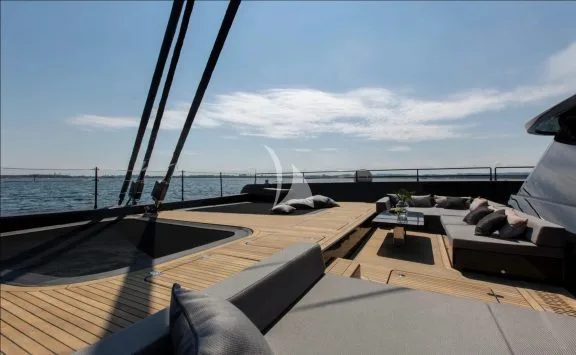 Fore deck sitting area