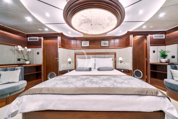 Lady Gita bow Master cabin