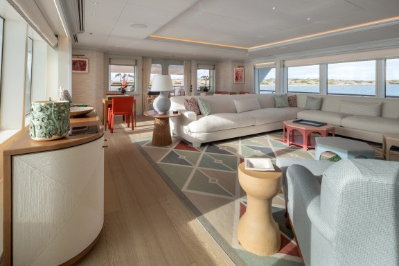 Bridge deck salon