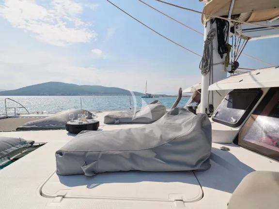 Fore deck seating area
