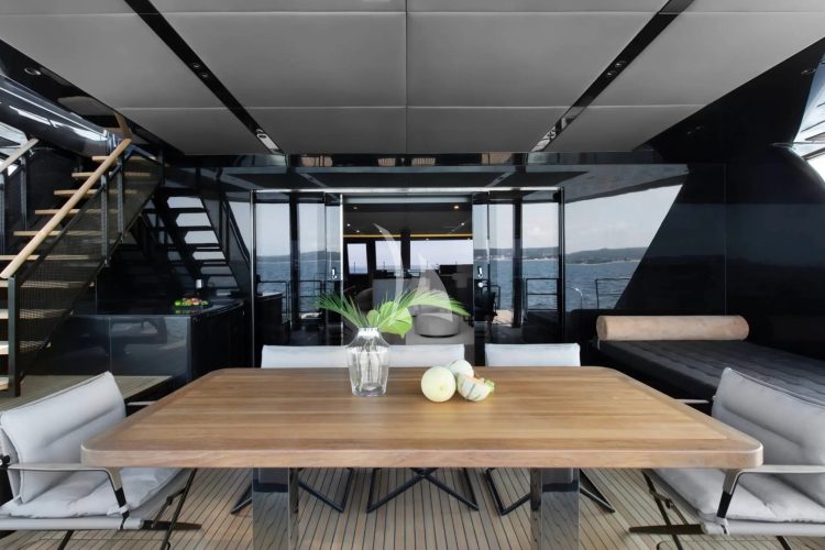 Dining table cockpit