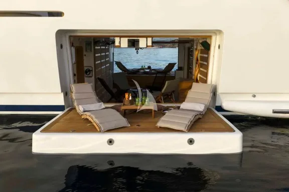 The spacious see through Beach Club with 2 large opening platforms on the sides and a door leading to the stern platfrom offers endless hours of fun and relaxation by the sea
