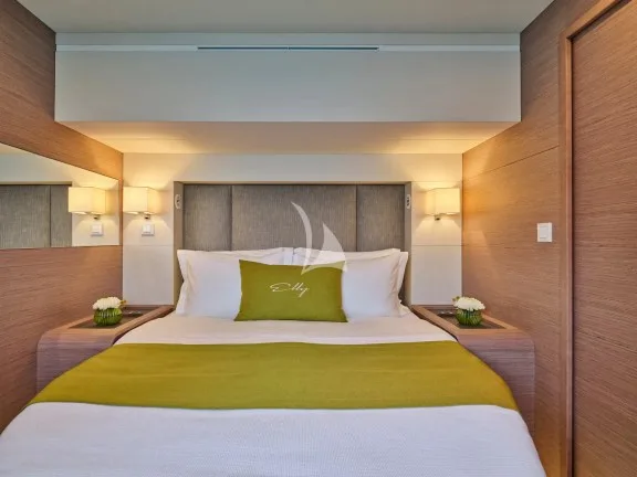 Midship guest cabin