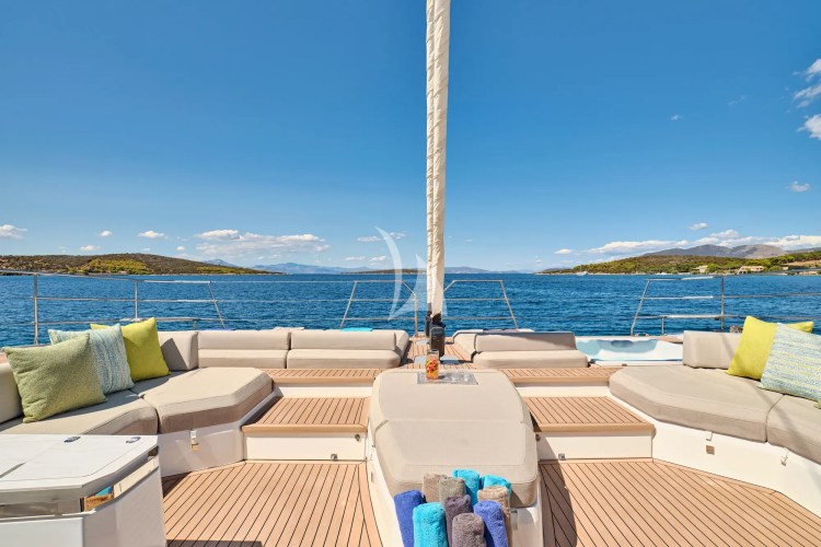 Fore deck sitting area with jacuzzi