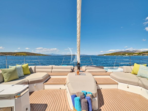 Fore deck sitting area with jacuzzi