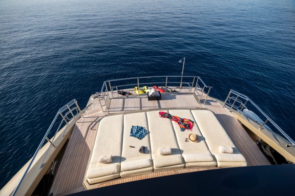 Aft deck large sunbathing area