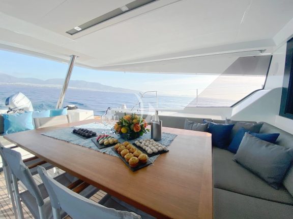 Cockpit table