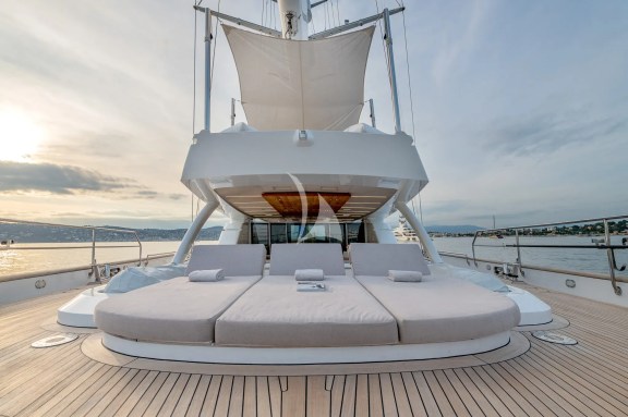 Main deck aft sun pads