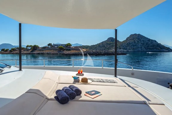 Bow - Sunbathing area