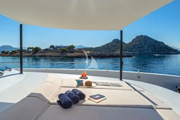 Bow - Sunbathing area