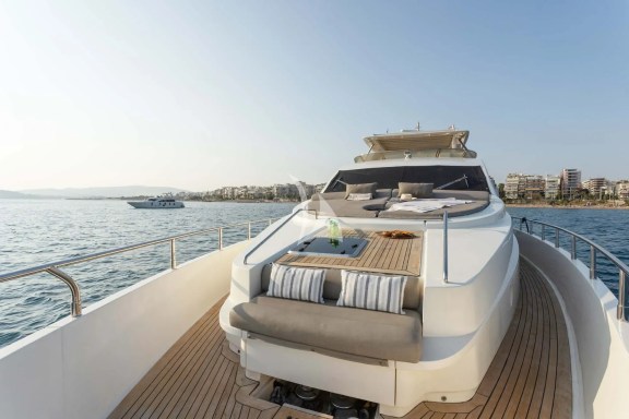 Bow seating & sunbathing areas