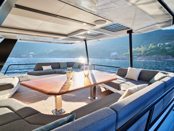 Flybridge dinner table (Sistership)