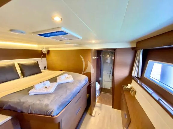 Queen guest cabin