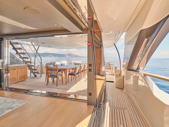Upper Deck Salon & Aft Deck