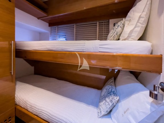 Up and down bed cabin