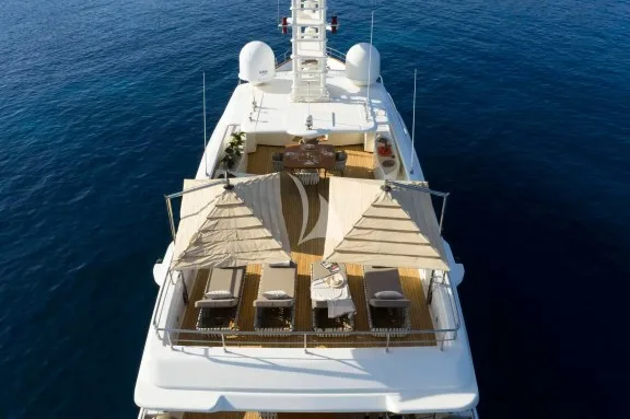 The spacious unobstructed sundeck has a jacuzzi pool with a large sunbathing area all around it, a bar, a dining table and sunbeds