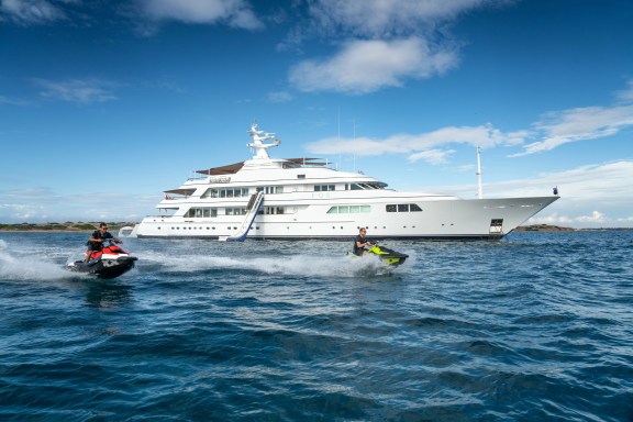 Image of FOS yacht #9