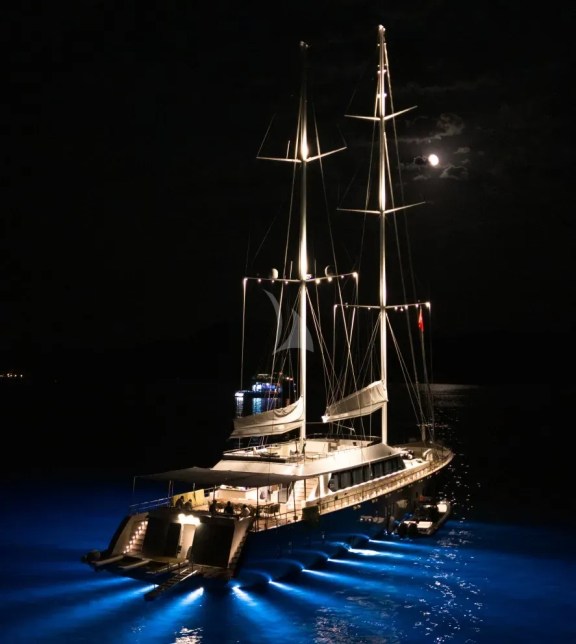 Image of De Love yacht #12