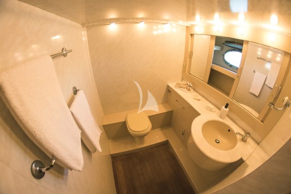 Master cabin en suite facilities