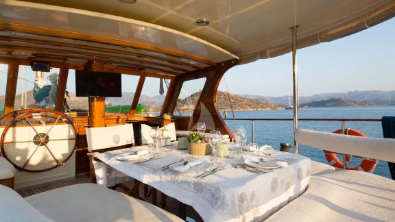 Aft Dining & Lounging