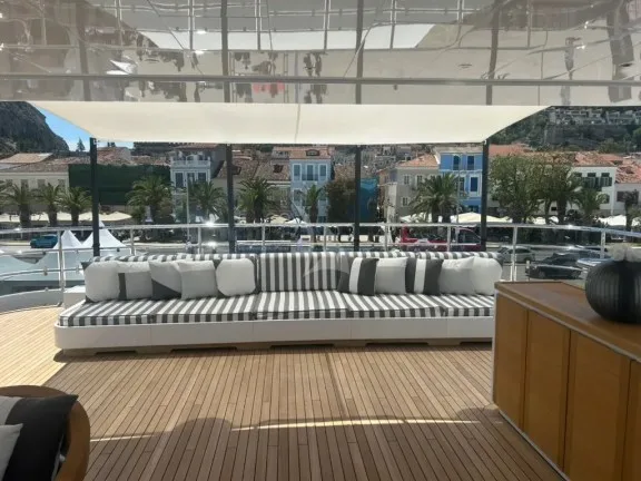 Sundeck aft seating facing fore and aft