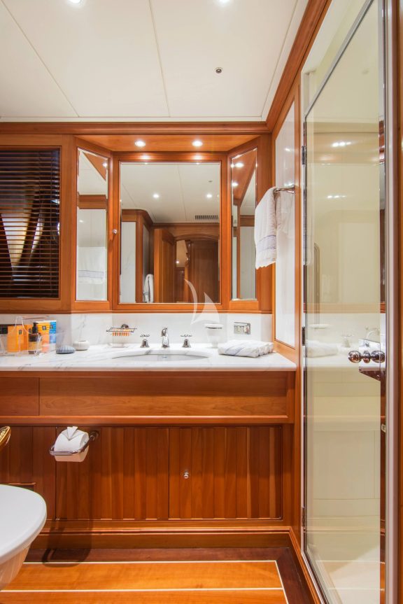 Master stateroom bath
