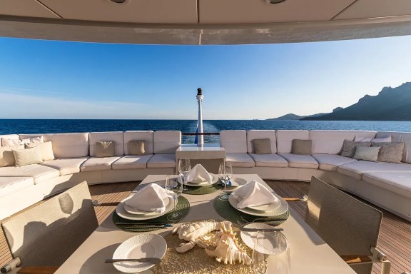 Aft seating main deck