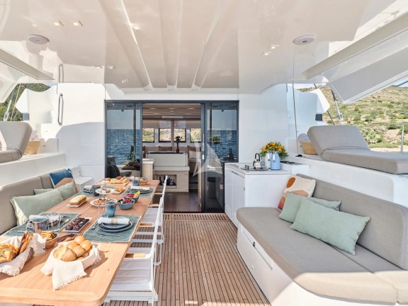 Aft deck dining