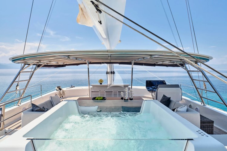 Fly bridge jacuzzi
